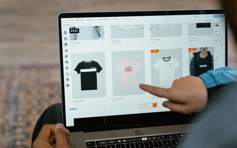 Online mağazanın ürün sayfası ve ürünü seçen el