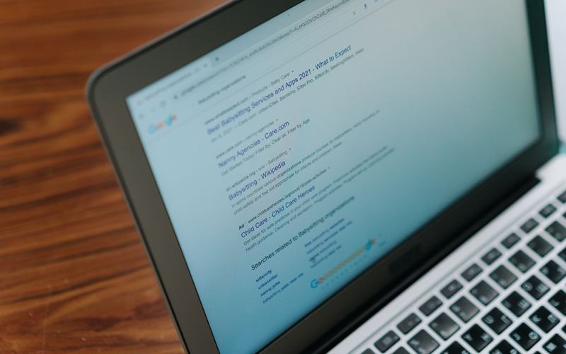 Dizüstü bilgisayarda açık Google arama sonuçları ve reklam alanları