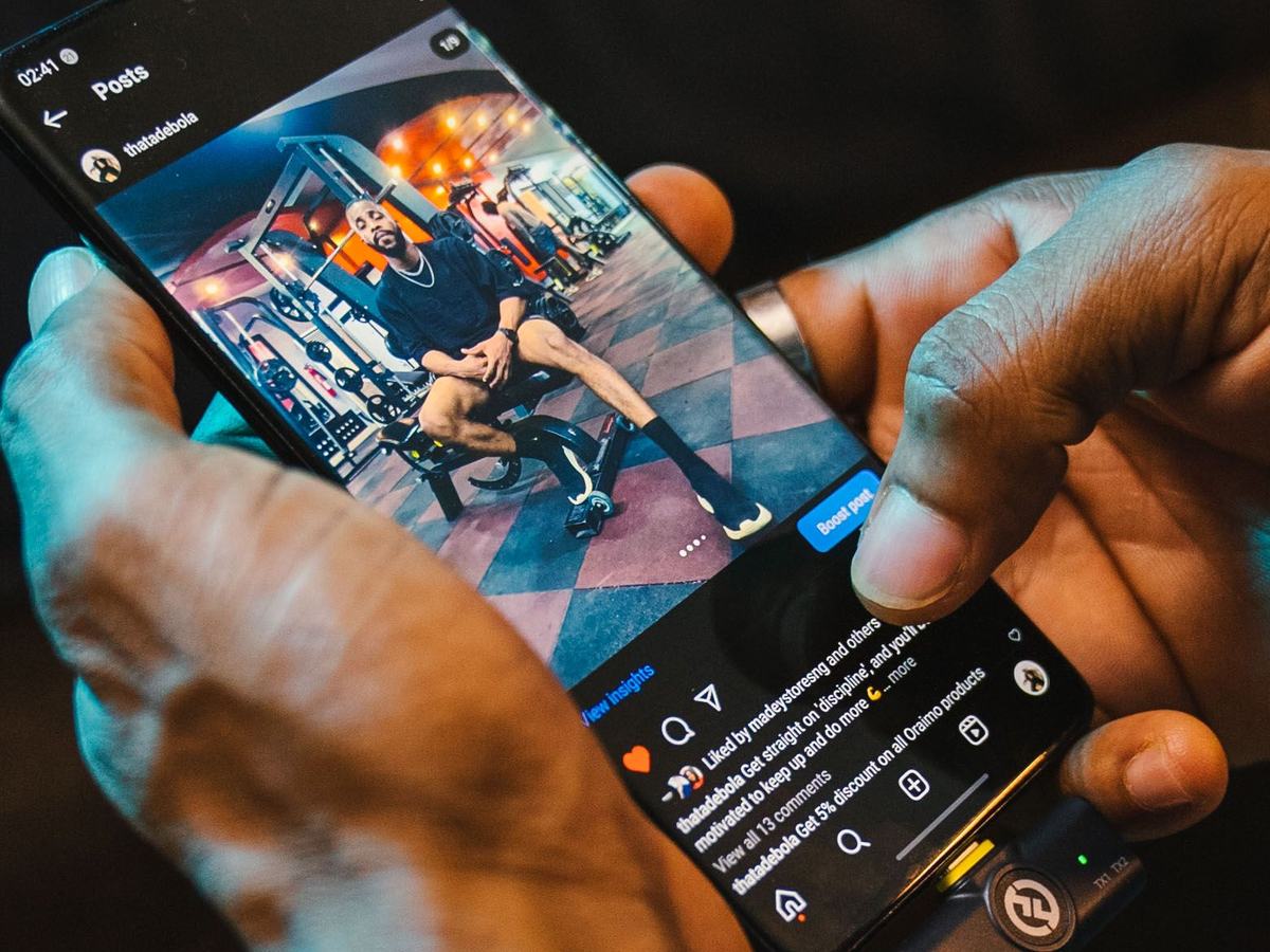 Elde tutulan telefonda Instagram akışındaki görsel içerik