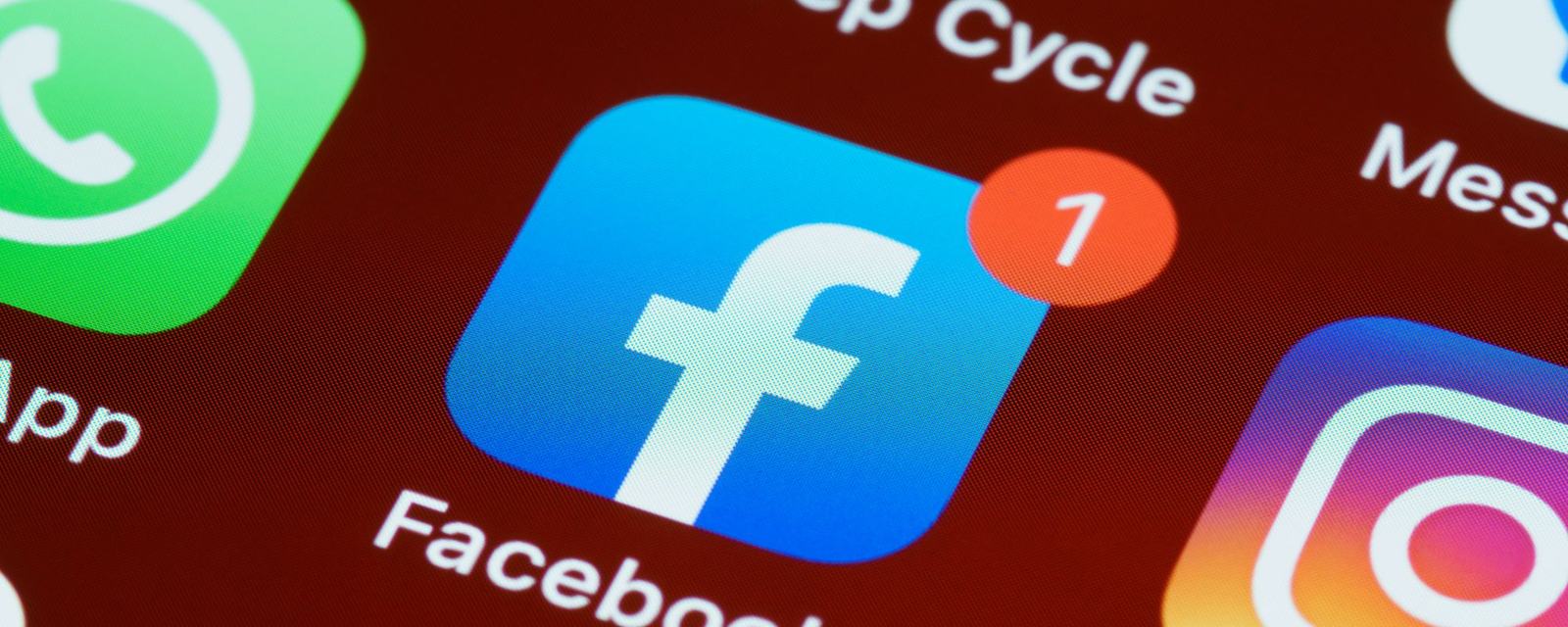 Telefon ekranında Facebook, Instagram ve Messenger uygulama simgeleri