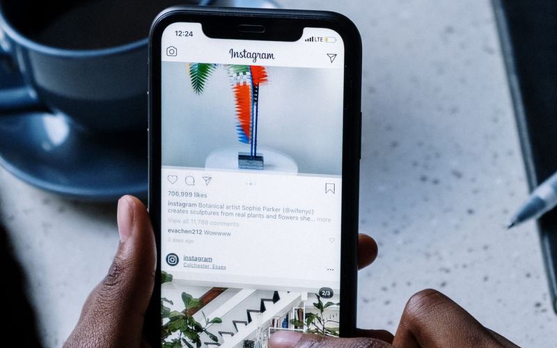 Telefonda Instagram akışında görüntülenen bir gönderi