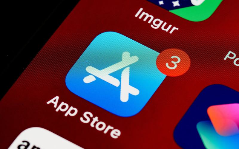 Telefon ekranında App Store uygulama mağazası simgesi
