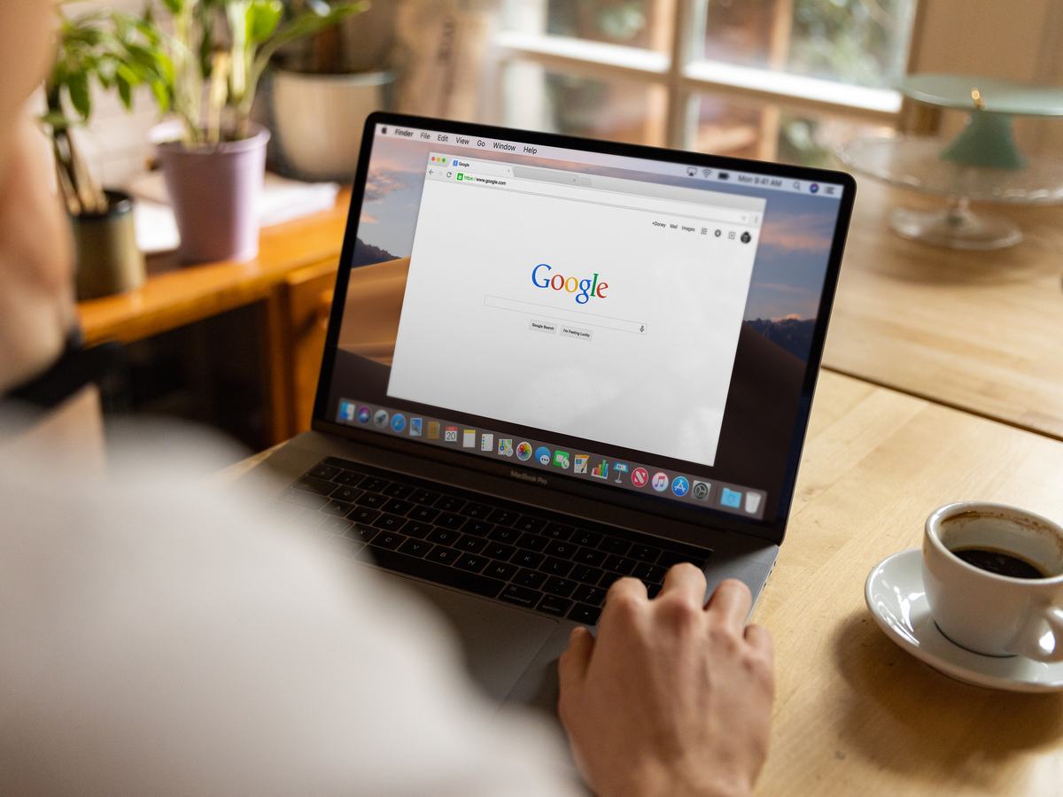 Kafe masasında dizüstü bilgisayarda açık Google arama sayfası