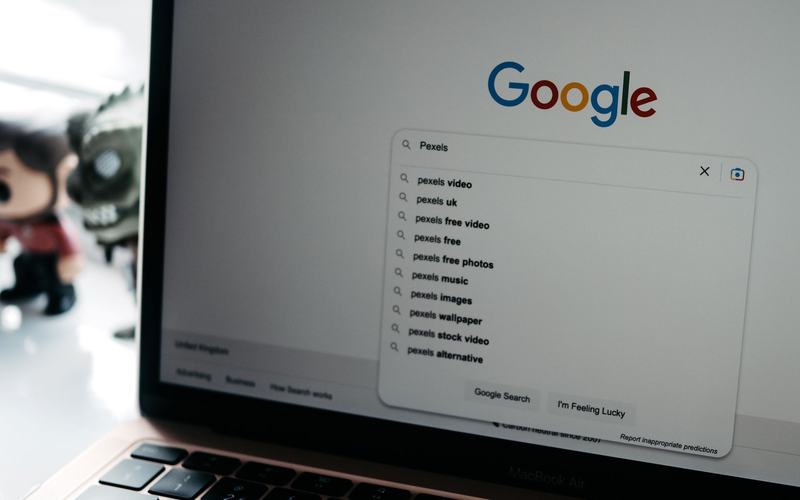 Dizüstü bilgisayarda açık Google arama sonuçları sayfası