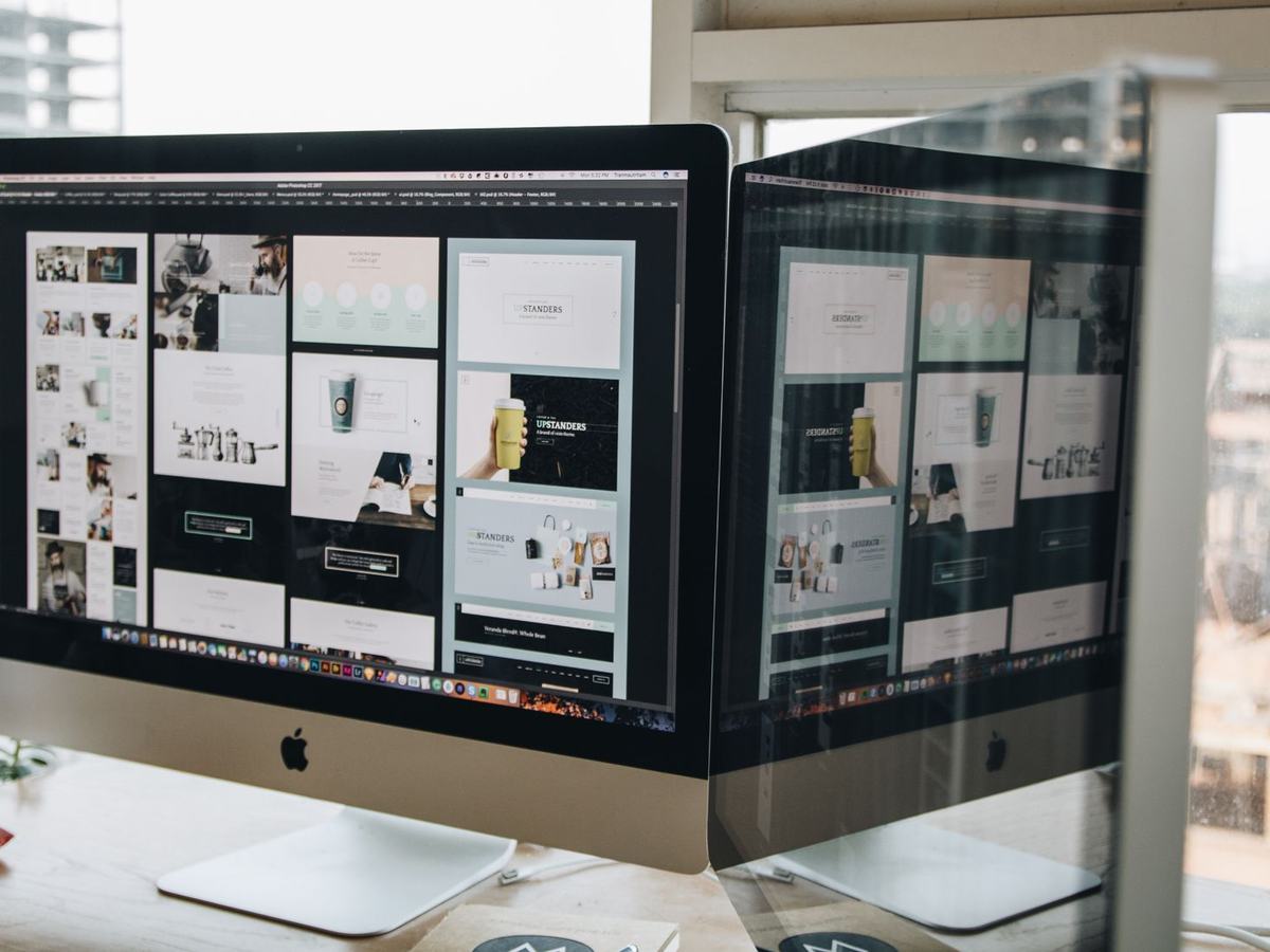Geniş monitörde görüntülenen web sitesi tasarımı