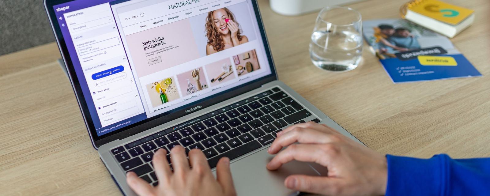 Çalışma masasında dizüstü bilgisayarda açık bir web sitesi sayfası